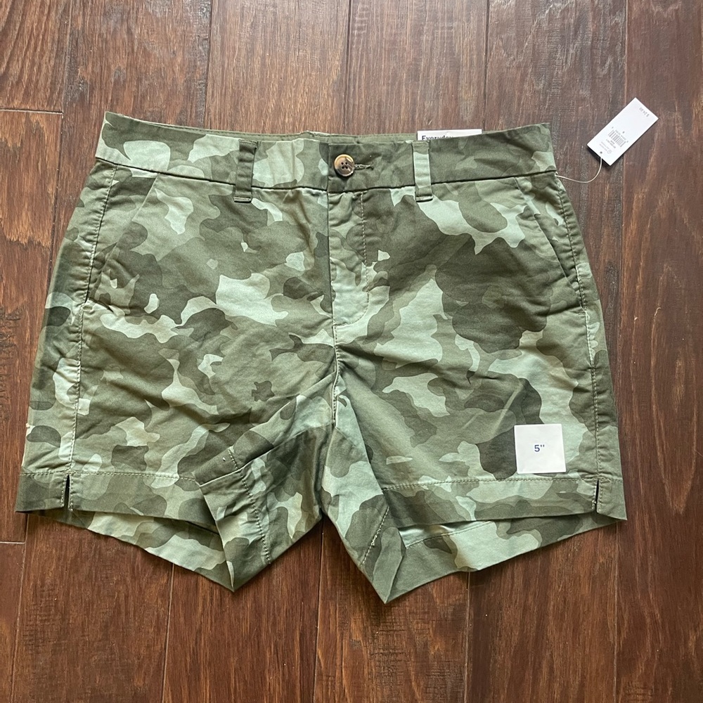 Women’s Old Navy size 6 camo mid rise shorts